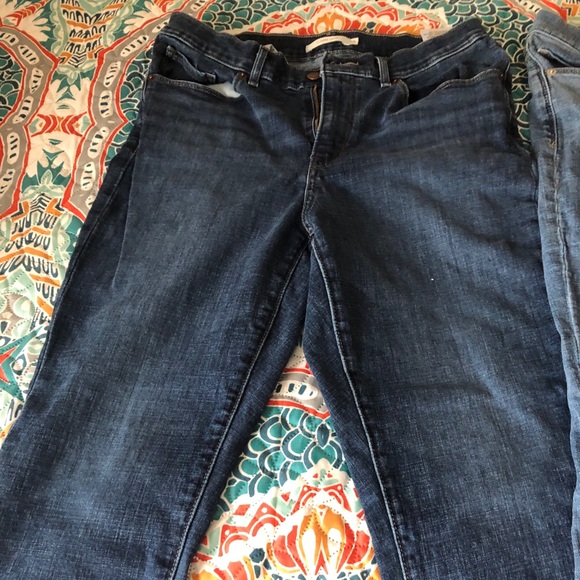 2 Pair of women’s Levi’s capris - Picture 3 of 4